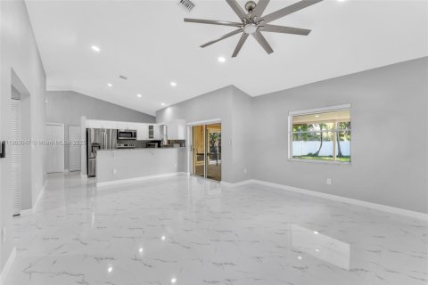 House in Davie, Florida 4 bedrooms, 148.36 sq.m. № 1954927 - photo 25