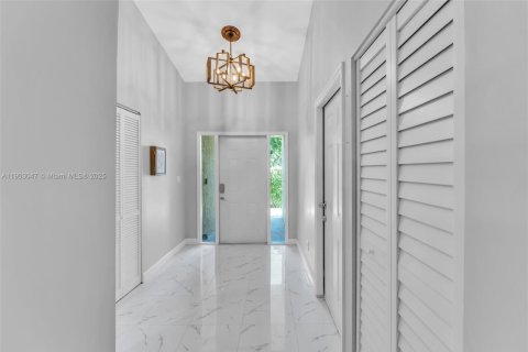 House in Davie, Florida 4 bedrooms, 148.36 sq.m. № 1954927 - photo 7