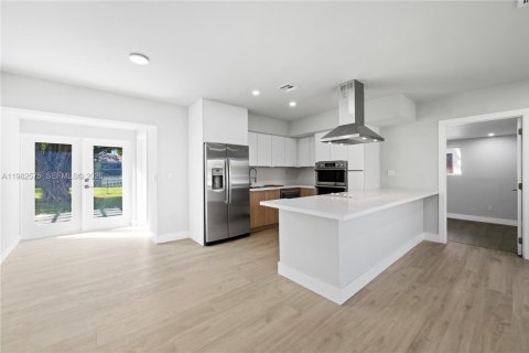 House in Miami, Florida 3 bedrooms, 153.29 sq.m. № 2049393 - photo 4