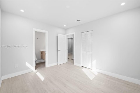 House in Miami, Florida 3 bedrooms, 153.29 sq.m. № 2049393 - photo 11