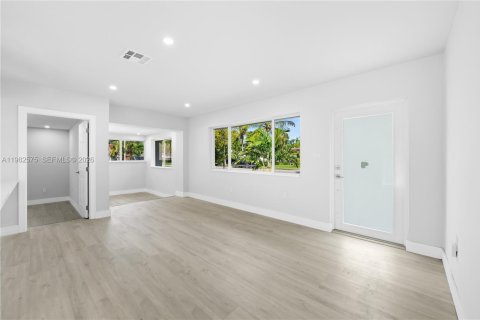 House in Miami, Florida 3 bedrooms, 153.29 sq.m. № 2049393 - photo 3