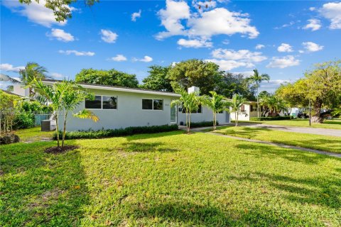 House in Miami, Florida 3 bedrooms, 153.29 sq.m. № 2049393 - photo 22