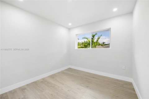 House in Miami, Florida 3 bedrooms, 153.29 sq.m. № 2049393 - photo 16