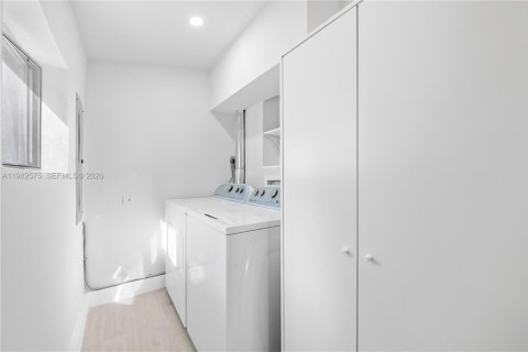 House in Miami, Florida 3 bedrooms, 153.29 sq.m. № 2049393 - photo 8