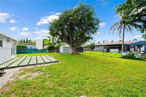 House in Miami, Florida 3 bedrooms, 153.29 sq.m. № 2049393 - photo 21