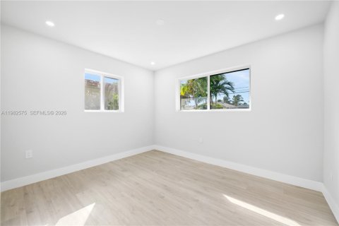 House in Miami, Florida 3 bedrooms, 153.29 sq.m. № 2049393 - photo 12