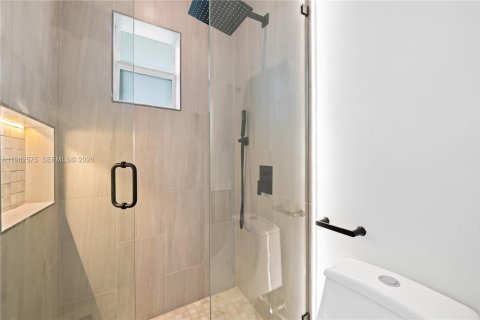 House in Miami, Florida 3 bedrooms, 153.29 sq.m. № 2049393 - photo 18