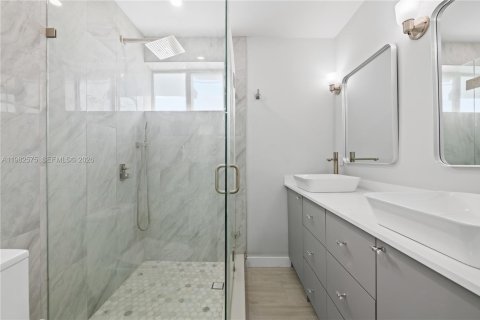 House in Miami, Florida 3 bedrooms, 153.29 sq.m. № 2049393 - photo 13