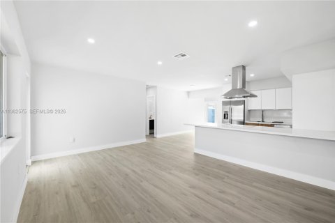 House in Miami, Florida 3 bedrooms, 153.29 sq.m. № 2049393 - photo 6