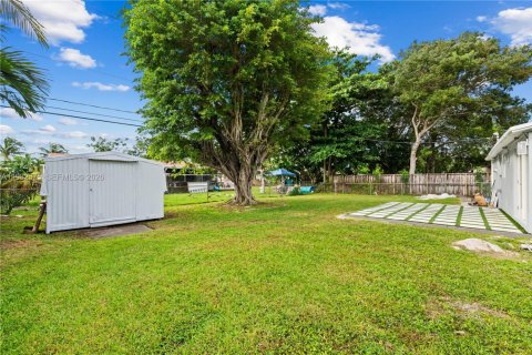 House in Miami, Florida 3 bedrooms, 153.29 sq.m. № 2049393 - photo 20