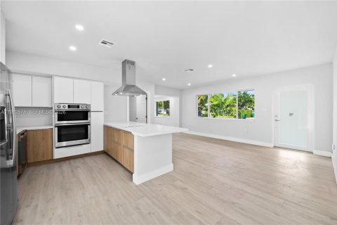 House in Miami, Florida 3 bedrooms, 153.29 sq.m. № 2049393 - photo 2