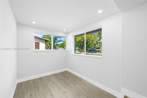House in Miami, Florida 3 bedrooms, 153.29 sq.m. № 2049393 - photo 9