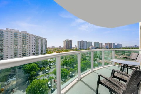 Condo in Sunny Isles Beach, Florida, 3 bedrooms  № 1991637 - photo 2