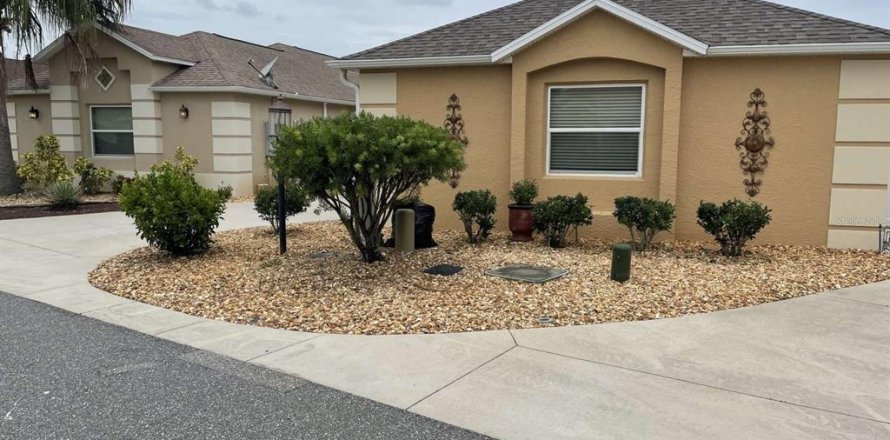 House in The Villages, Florida 2 bedrooms, 117.99 sq.m. № 2214629