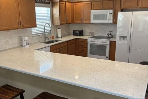 House in The Villages, Florida 2 bedrooms, 117.99 sq.m. № 2214629 - photo 17