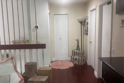 House in Miami, Florida 3 bedrooms, 192.21 sq.m. № 1822012 - photo 17