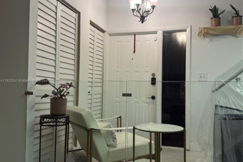 House in Miami, Florida 3 bedrooms, 192.21 sq.m. № 1822012 - photo 24