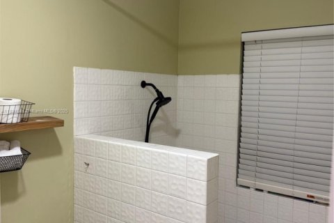 House in Miami, Florida 3 bedrooms, 192.21 sq.m. № 1822012 - photo 4
