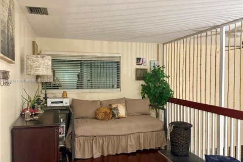 House in Miami, Florida 3 bedrooms, 192.21 sq.m. № 1822012 - photo 11