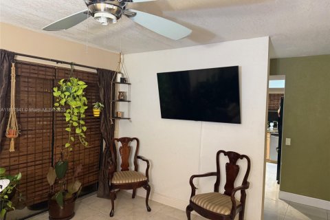 House in Miami, Florida 3 bedrooms, 192.21 sq.m. № 1822012 - photo 23