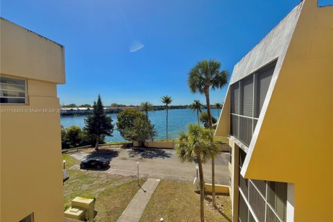 Condo in Miami, Florida, 2 bedrooms  № 2038144 - photo 24