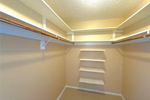 Condo in Miami, Florida, 2 bedrooms  № 2038144 - photo 20