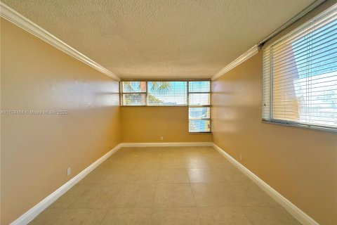 Condo in Miami, Florida, 2 bedrooms  № 2038144 - photo 16