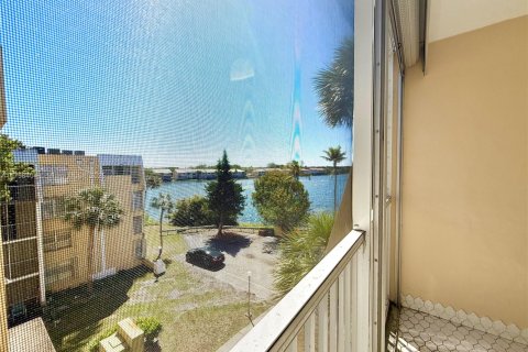 Condo in Miami, Florida, 2 bedrooms  № 2038144 - photo 5