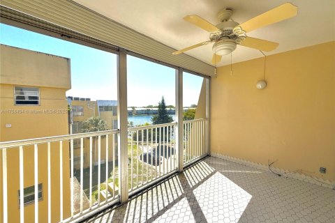 Condo in Miami, Florida, 2 bedrooms  № 2038144 - photo 4