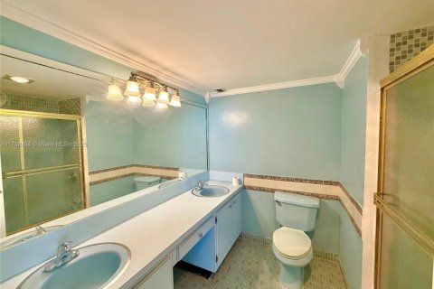 Condo in Miami, Florida, 2 bedrooms  № 2038144 - photo 17