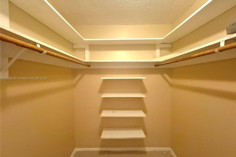 Condo in Miami, Florida, 2 bedrooms  № 2038144 - photo 19