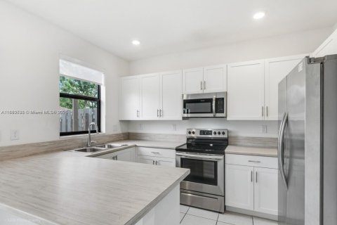 Touwnhouse à louer à Miami, Floride: 3 chambres, 137.96 m2 № 1931330 - photo 1