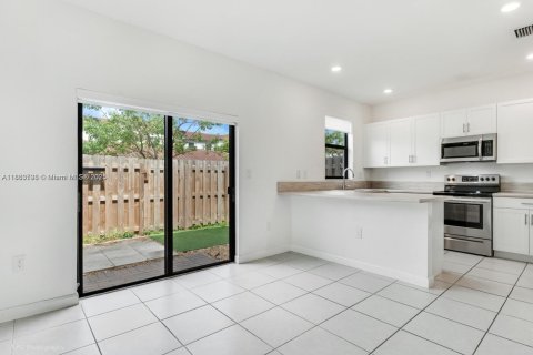 Touwnhouse à louer à Miami, Floride: 3 chambres, 137.96 m2 № 1931330 - photo 3