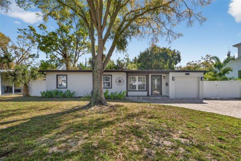 House in Saint Petersburg, Florida 3 bedrooms, 106.47 sq.m. № 2105281