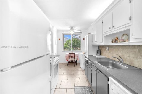 Купить кондоминиум в Лодердейл-Лейкс, Флорида 6 комнат, 89.19м2, № 1959189 - фото 10