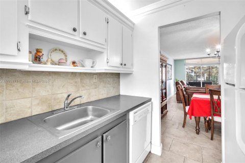 Купить кондоминиум в Лодердейл-Лейкс, Флорида 6 комнат, 89.19м2, № 1959189 - фото 9