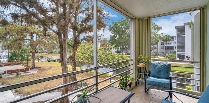 Кондоминиум с 6 комнатами в Лодердейл-Лейкс, Флорида № 1959189