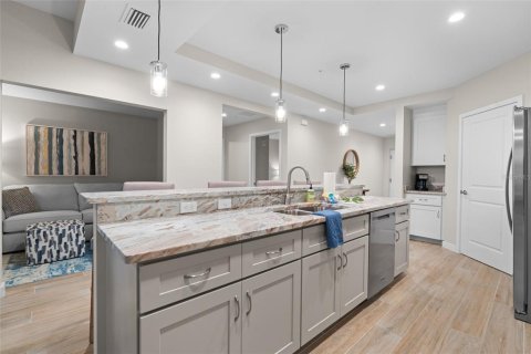 Condo in Cape Coral, Florida, 2 bedrooms  № 1677577 - photo 9