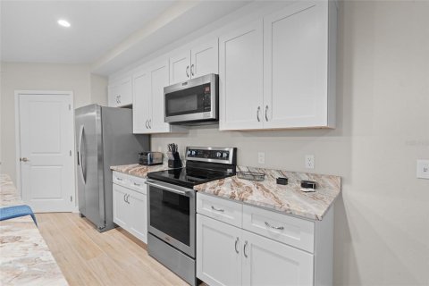 Condo in Cape Coral, Florida, 2 bedrooms  № 1677577 - photo 7