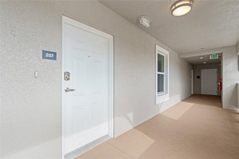 Condo in Cape Coral, Florida, 2 bedrooms  № 1677577 - photo 4