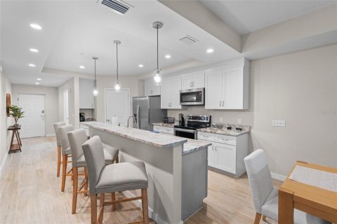 Condo in Cape Coral, Florida, 2 bedrooms  № 1677577 - photo 8