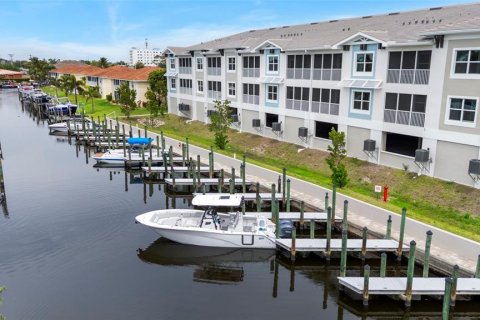Condo in Cape Coral, Florida, 2 bedrooms  № 1677577 - photo 1
