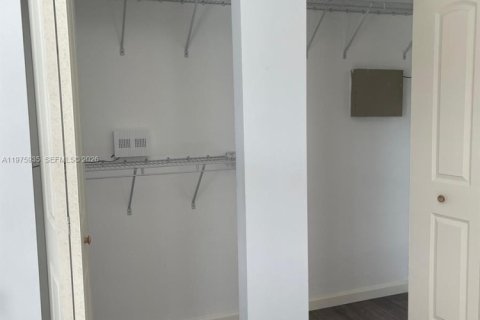 Condo in Pembroke Pines, Florida, 1 bedroom  № 2045324 - photo 5