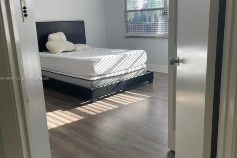 Condo in Pembroke Pines, Florida, 1 bedroom  № 2045324 - photo 4