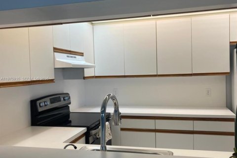Condo in Pembroke Pines, Florida, 1 bedroom  № 2045324 - photo 10