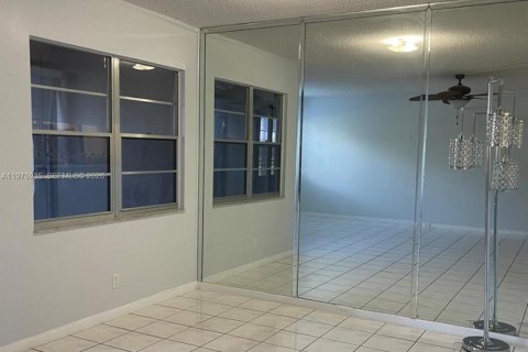 Condo in Pembroke Pines, Florida, 1 bedroom  № 2045324 - photo 3