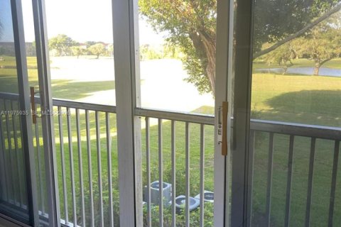 Condo in Pembroke Pines, Florida, 1 bedroom  № 2045324