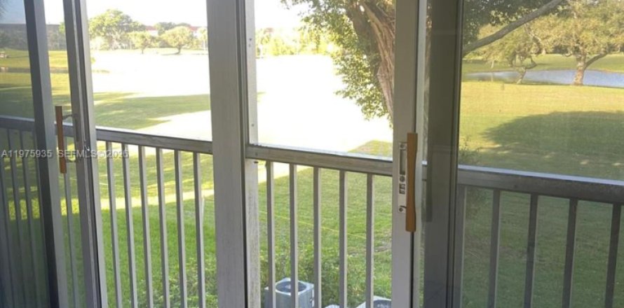 Condo in Pembroke Pines, Florida, 1 bedroom  № 2045324