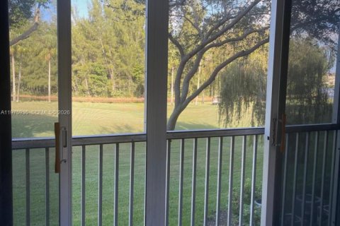 Condo in Pembroke Pines, Florida, 1 bedroom  № 2045324 - photo 12