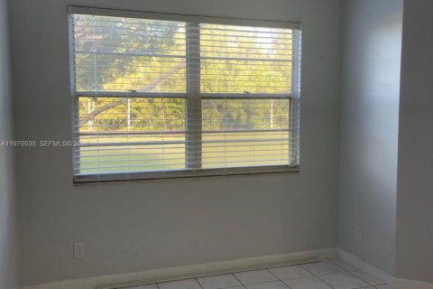 Condo in Pembroke Pines, Florida, 1 bedroom  № 2045324 - photo 2